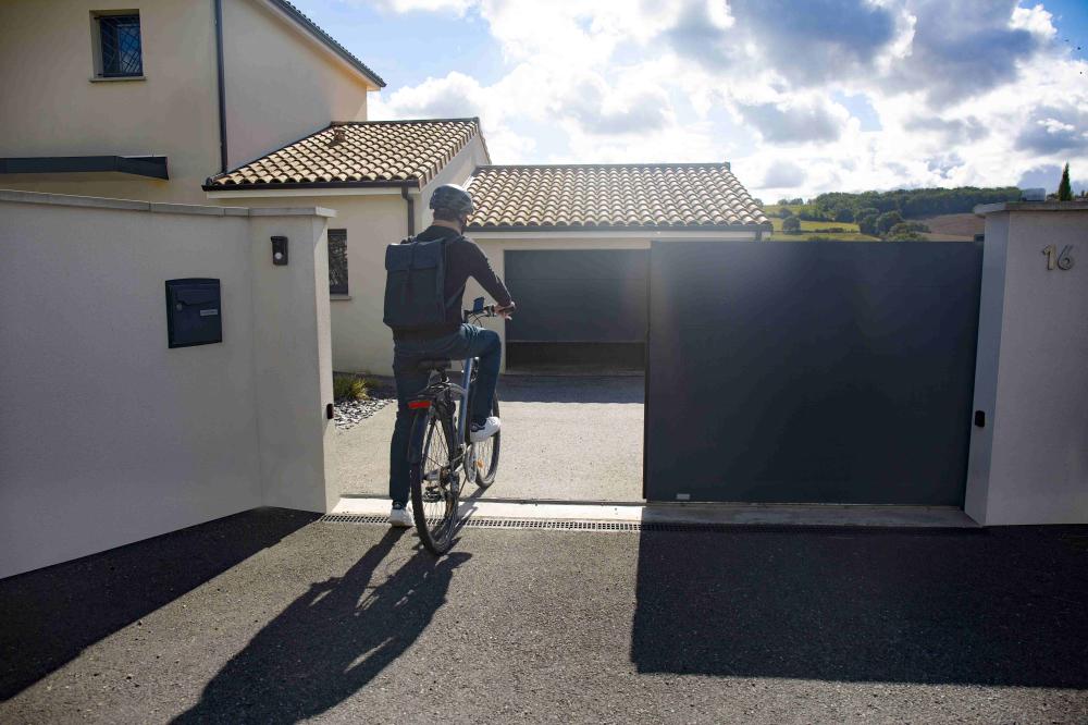 visuel ambiance-portail coulissant-moteur-exterieur-250129-01
